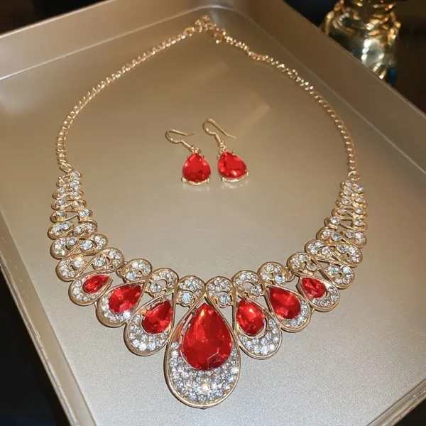 Elegant metal glitter jewelry set with diamond inlaid decorative gemstones, featuring a water droplet necklace and matching earrings, suitable for banquets and parties.